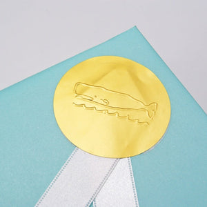 かわいいクジラのシールが付きます。